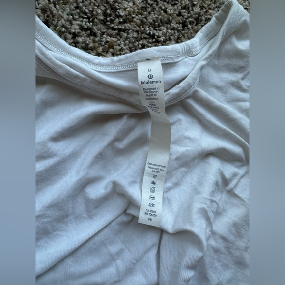 Lululemon Size 8 Crescent T-shirt Twist Front Solid White Short Sleeve Tee Top - Picture 8 of 8
